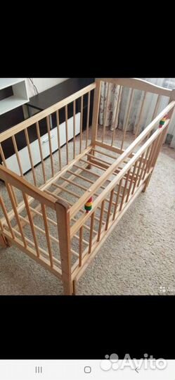 Детская кроватка с маятником