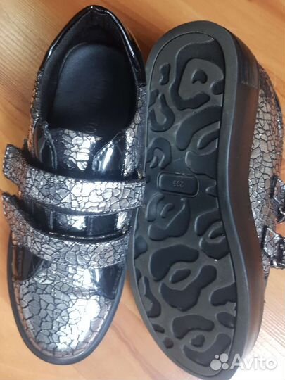 Кроссовки женские новые