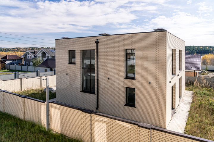 Коттедж 268 м² на участке 10 сот.