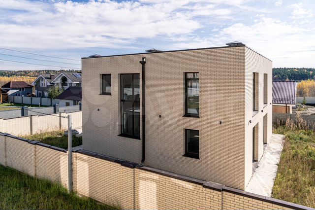 Коттедж 268 м² на участке 10 сот.