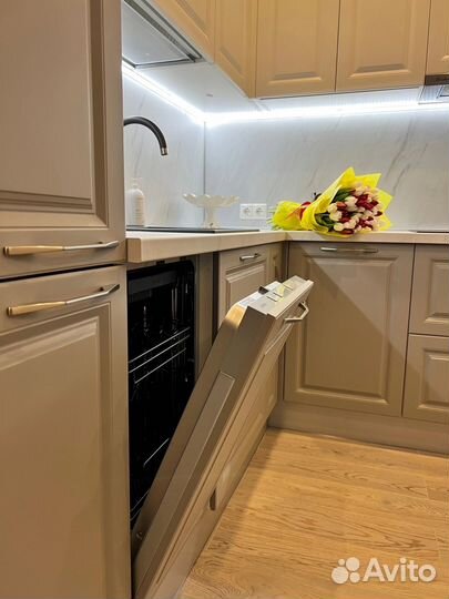 Угловая кухня под потолок на заказ в Омске