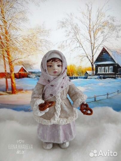 Коллекционная ватная игрушка - девочка с кренделем