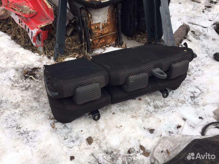 Сиденья задние второй ряд. LADA Largus