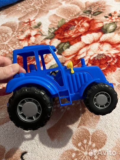 Игрушка синий трактор