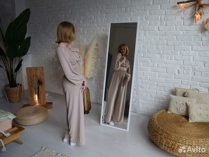 Зеркало в белой рамке напольное