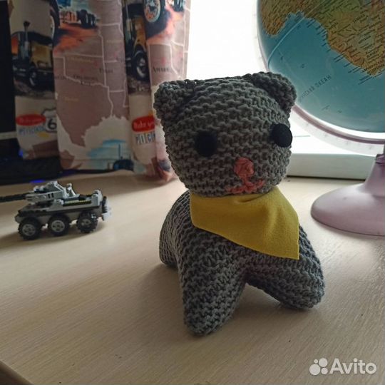 Вязаные кролики игрушки-сувениры