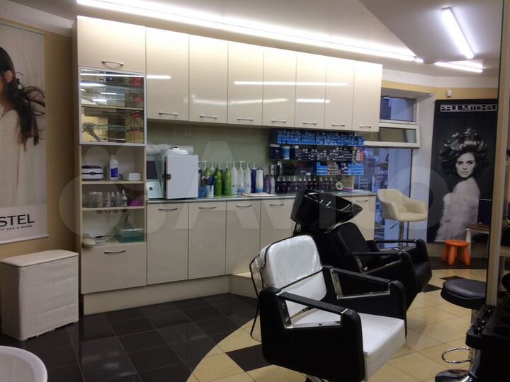 Парикмахерский зал, рабочие места в салоне красоты