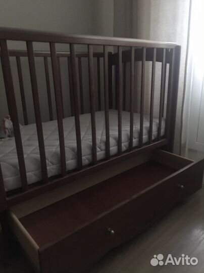 Детская кроватка с маятником