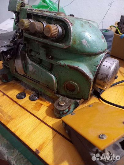 Оверлок промышленный 3 х ниточный