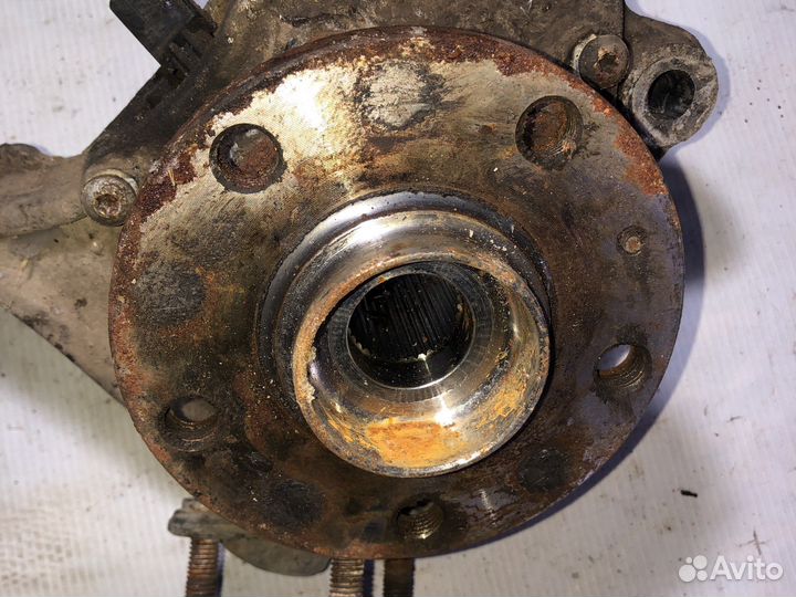 Передний правый поворотный кулак Пассат Б6