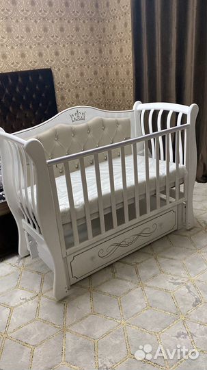 Детская кроватка с маятником