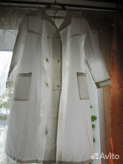 Белый женский медицинский халат
