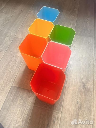 Набор цветных контейнеров