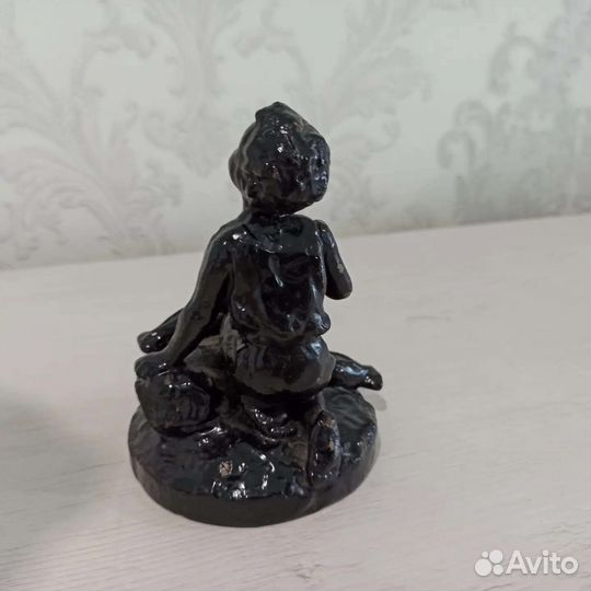 Статуэтка мальчик с голубями
