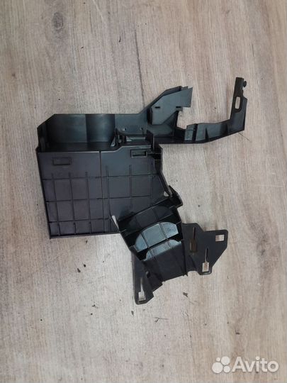 Кронштейн замка двери левый Ford Fiesta Mk5 (2002—