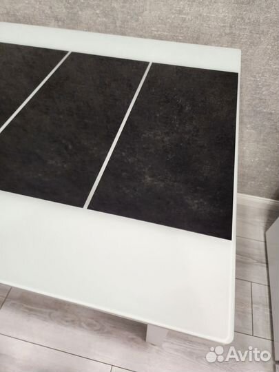 Стол со стеклянной поверхностью