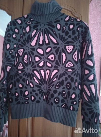 Свитер шерстяной женский с горлом