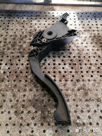 Педаль газа Renault Logan 2