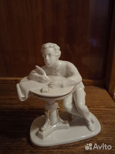 Продам фарфоровые статуэтки лфз