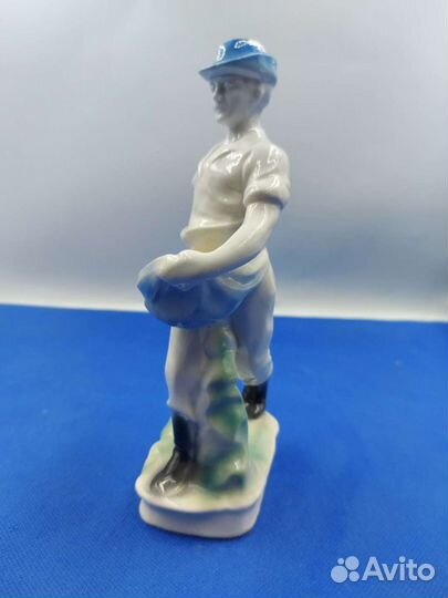 Фарфоровая статуэтка