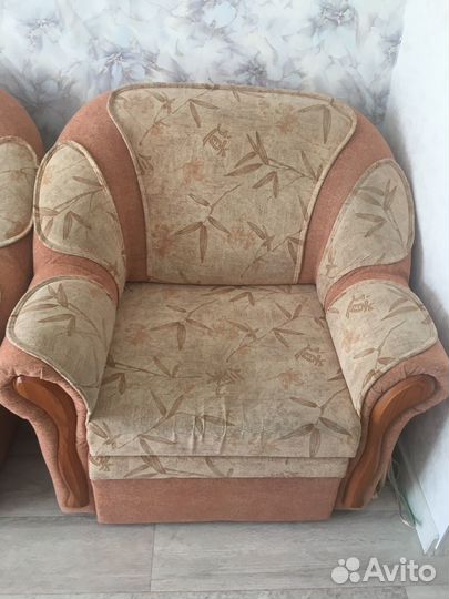 Угловой диван и кресло