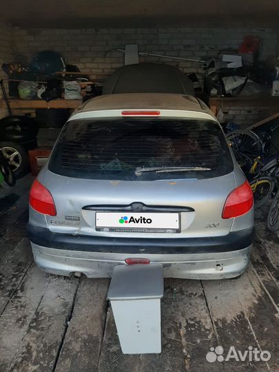 Peugeot 206 1.4 МТ, 2000, битый, 235 000 км