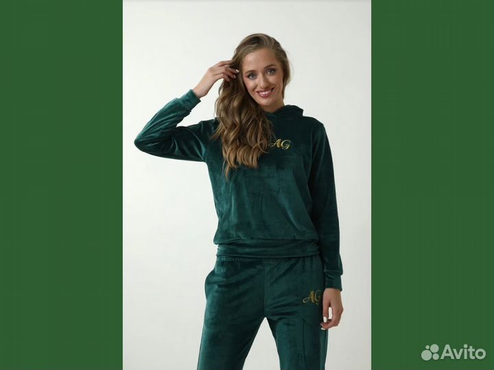 Велюровый спортивный костюм женский