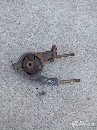 Toyota Yaris опора