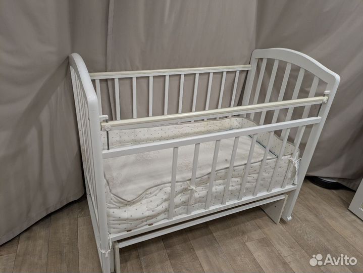 Детская кроватка с маятником