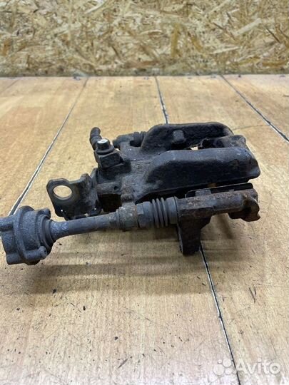 Тормозной суппорт задний правый Opel Astra J