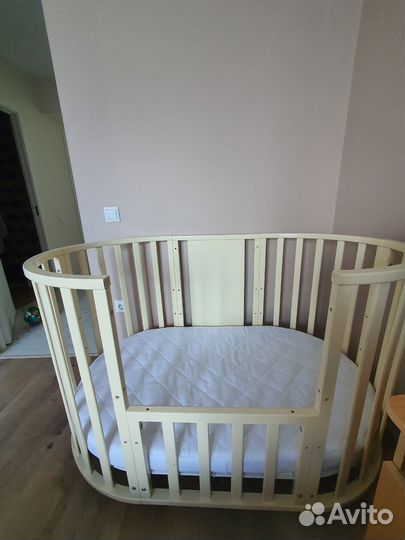 Детская кроватка с маятником круглая