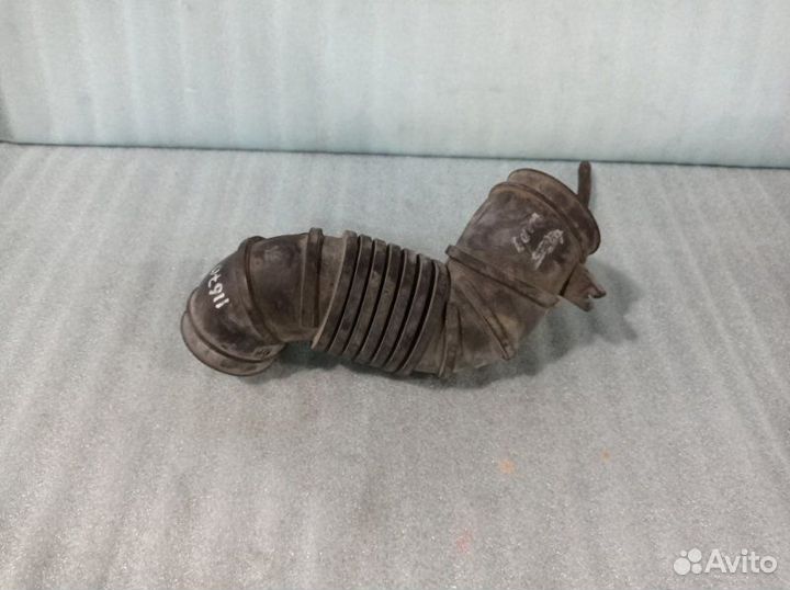 Патрубок воздушного фильтра Mitsubishi Carisma