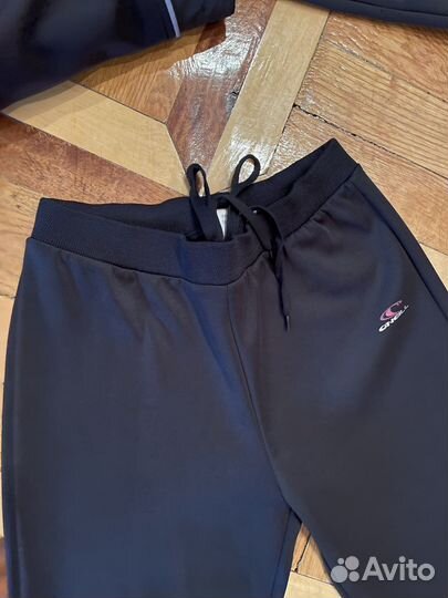 Продается спортивный костюм на девочку