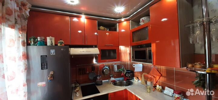 Продам кухонный гарнитур,стол раздвижной