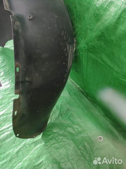 Подкрылок зад/лев оригинал VW Touareg 2002-2010