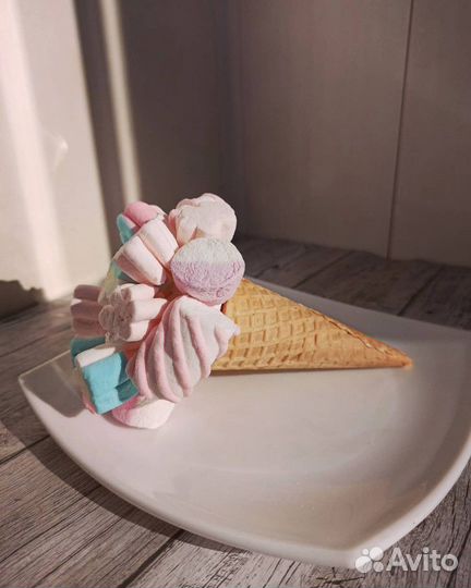 Сладкий вафельный рожок