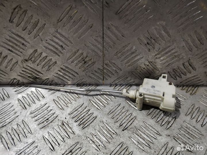 Актуатор лючка бензобака VW Golf 6
