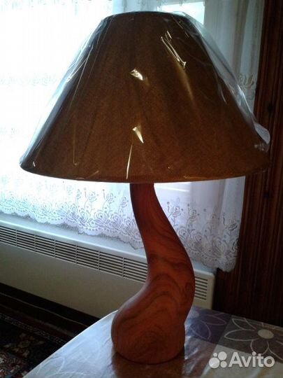 Настольная лампа с абажуром