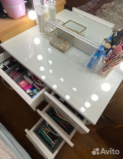 Гримерное зеркало со столом