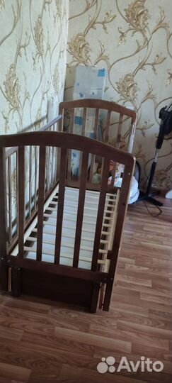 Детская кроватка с маятником и ящиком