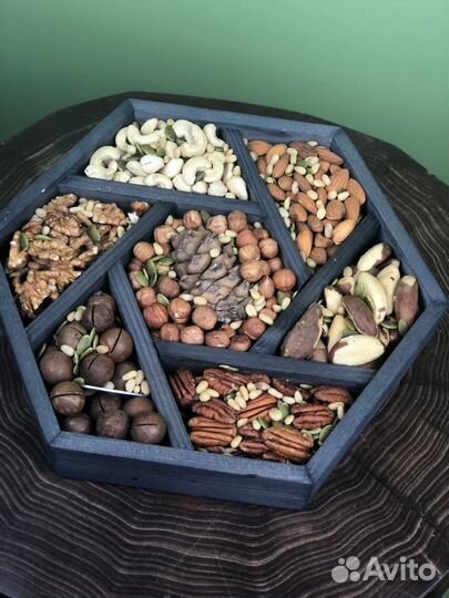 Подарочный бокс с орехами, сухофруктами медом