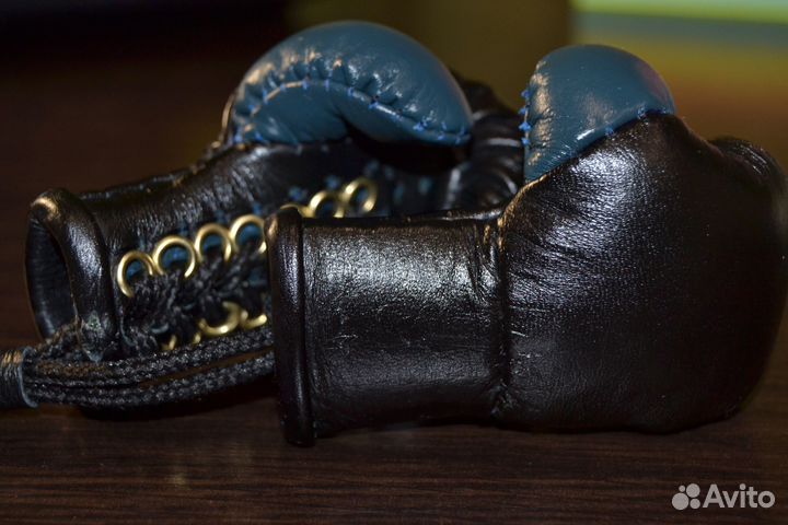 Пара сувенирных боксерских перчаток в авто