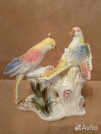 Фарфоровая статуэтка Попугаи