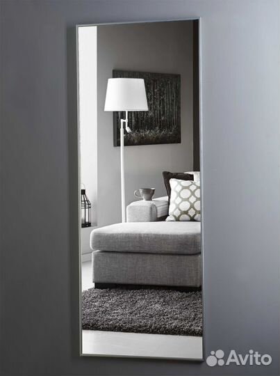 Зеркало в серебристой раме