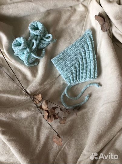 Подарочный комплект. Шапочка и пинетки