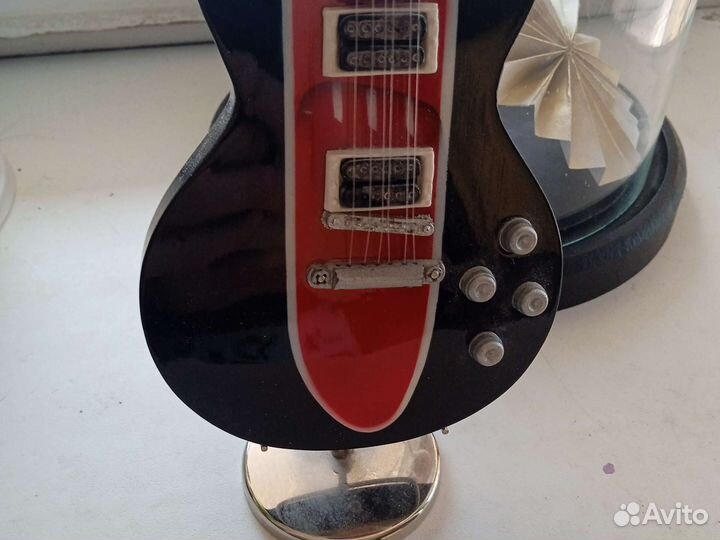 Мини-гитара в коллекцию, подарок, и т.д