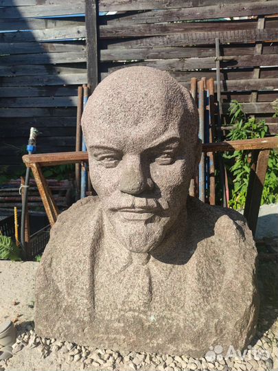 Гранитный бюст Ленина