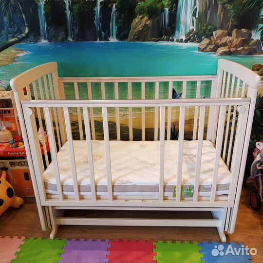 Детская кроватка с маятником