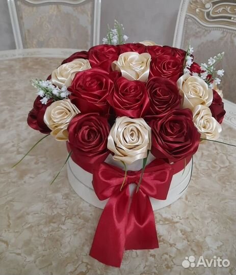 Розы из атласных лент