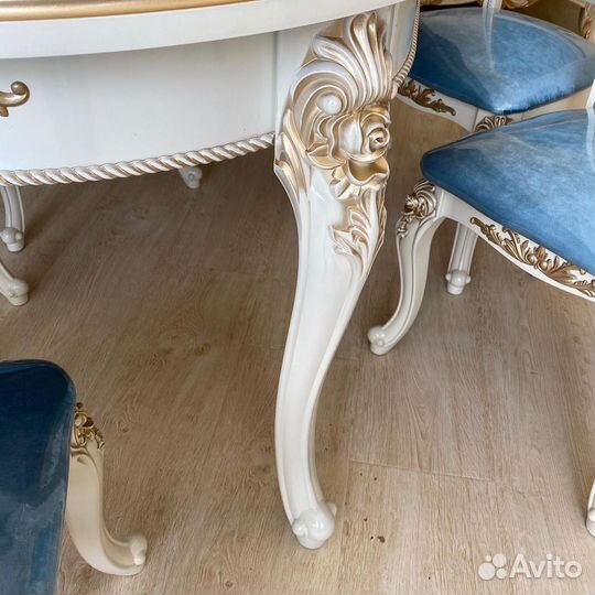 Стол и стулья